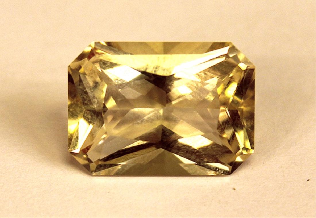 12.25 CT MIN 18x13MM Yellow Labradorite Gemstone: 12.25 CT MIN 18x13MM EC Yellow Labradorite gemstone.