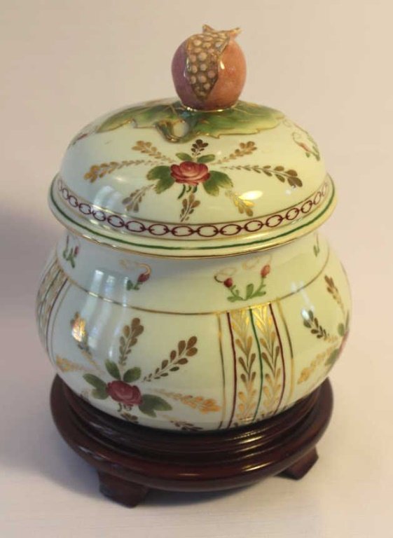 Lidded ginger jar: Lidded ginger jar. Size: 7.5" H x 6.5" Dia.