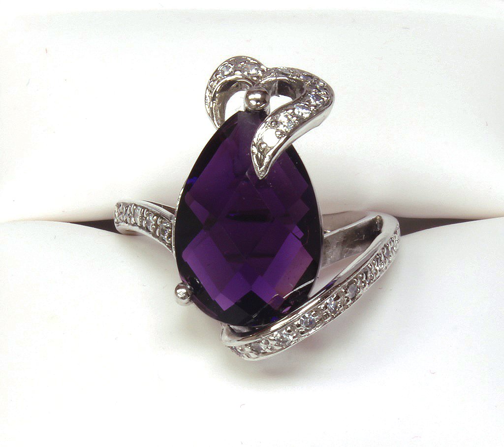 4 ct. amethyst ring set in sterling silver. (1 of 2)
