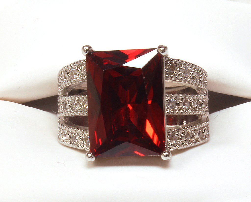 6 ct. garnet ring set in sterling silver. (1 of 3)