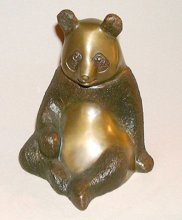 Claude LHOSTE, orig sculpture of 1997: Claude LHOSTE born in 1929 in Paris Pandabear made of brass year: 1997 signiert, numbered (15/250) height: ca. 6,88 inches in very good condition Claude LHOSTE geb. 1929 in Paris Pandabär aus Messing