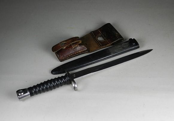 Swiss M57 Bayonet: with plastic scabbard and leather frog. Frog is nicely marked and dated 1962. Moderate wear form use. Blade shows lite wear. Blade 9 1/4", overall 14 3/4"