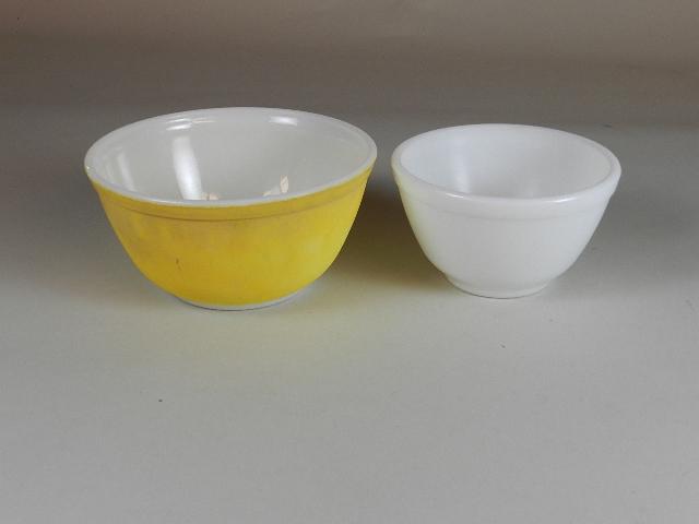 2 Vintage Pyrex Mixing Bowls: 5 1/2" w & 7 1/2" w