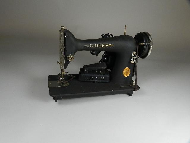 Vintage Singer Sewing Machine: no case