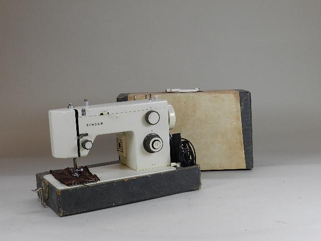 Singer Sewing Machine: in portable case, case handle broken, untested