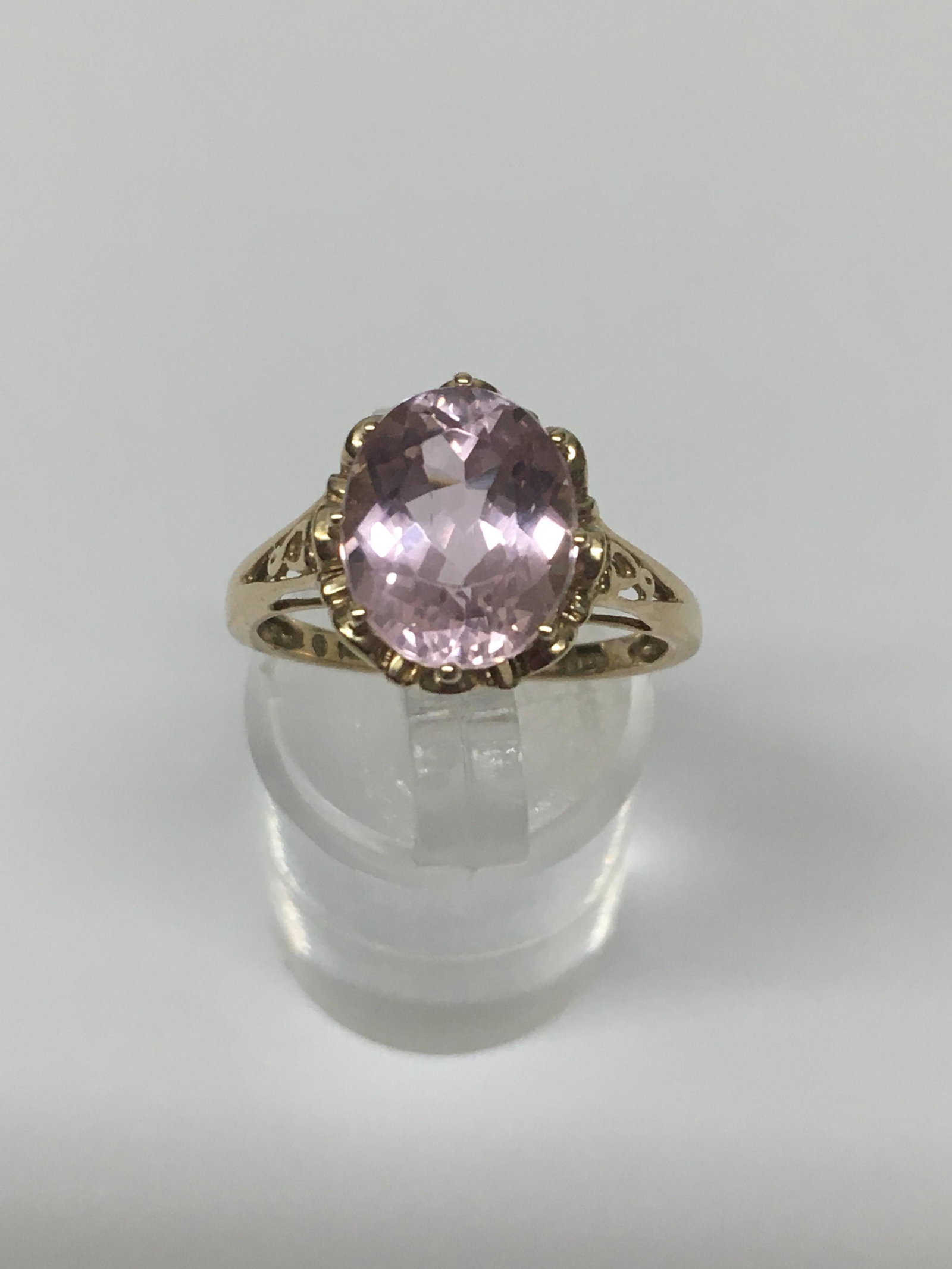 14k Yellow Gold Ring with Pink Stone: possibly morganite, size 7, 2.9 grams tw
