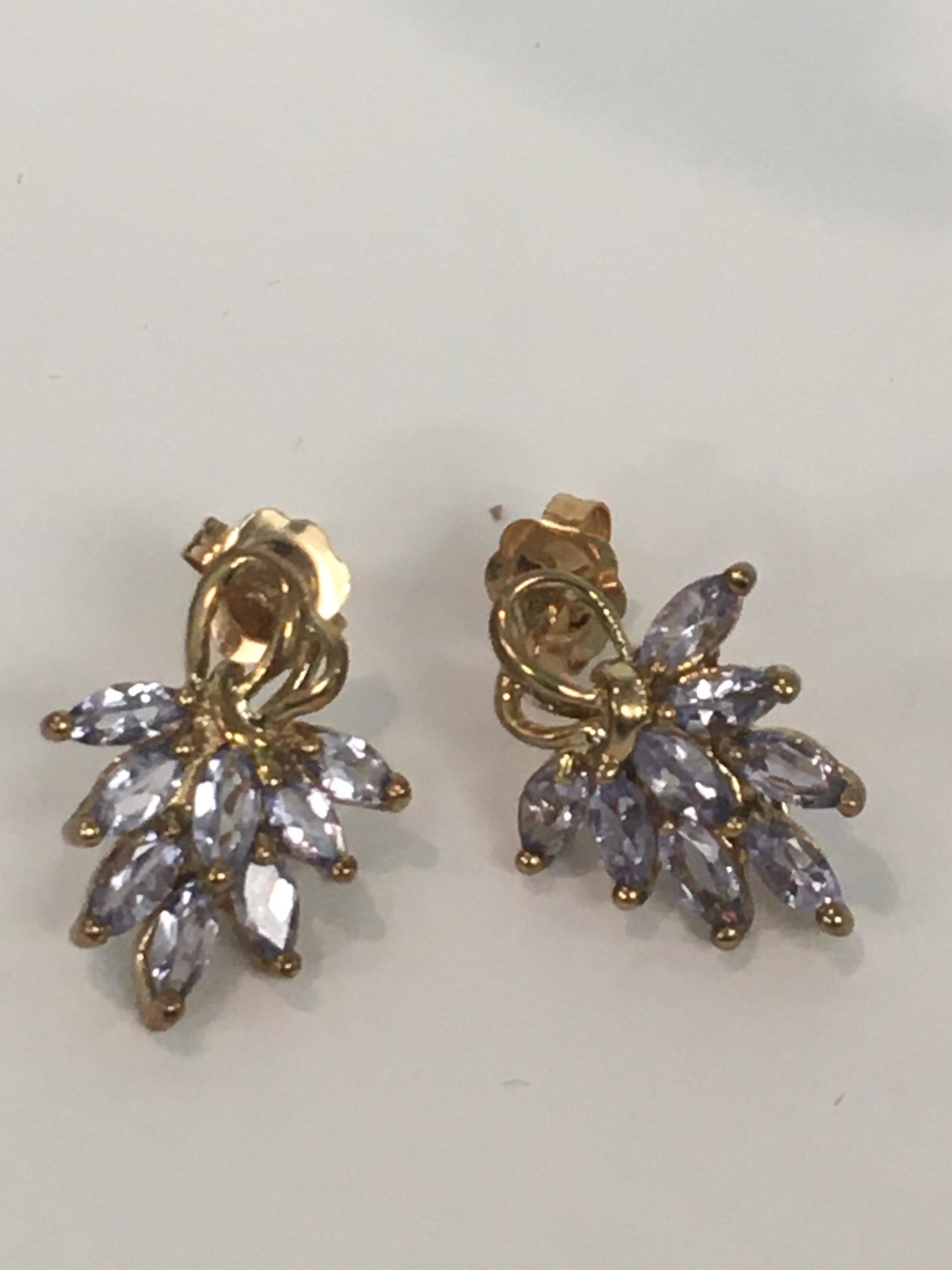 10k Yellow Gold Tanzanite Earrings: 1/4" h, 1.8 grams tw