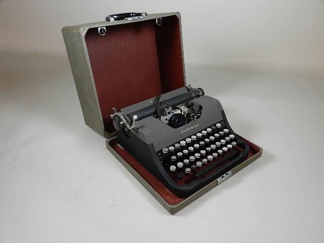 Vintage Underwood Typewriter: Vintage Underwood Typewriter