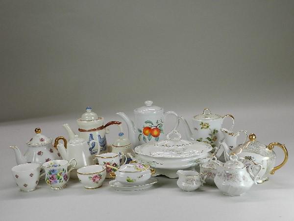 Group of Teapots, Cups & China, etc: Group of Teapots, Cups & China, etc