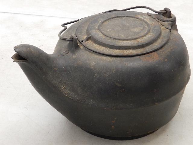 Cast Iron Kettle: Cast Iron Kettle