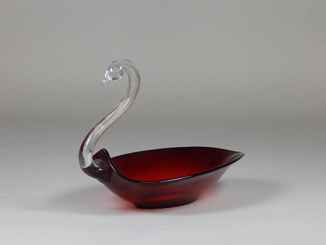 Duncan Miller Art Glass Swan: 8" h x 12" w x 7" d