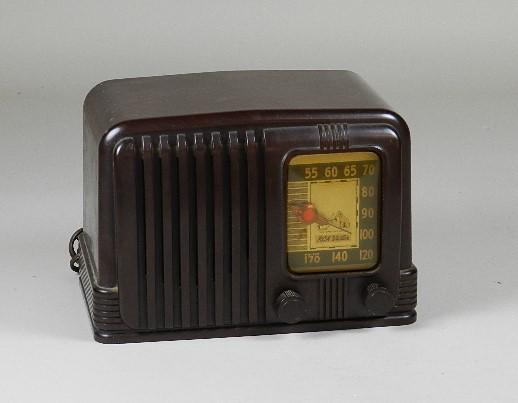 Vintage RCA Victor Radio (1 of 3)