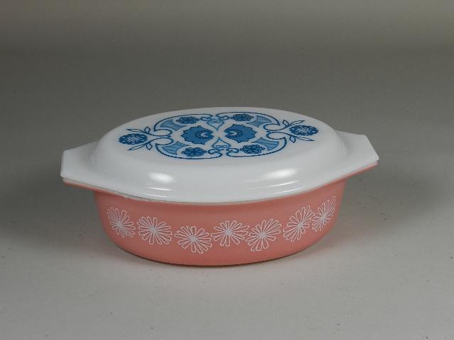 Large Pyrex Serving Dish: has incorrect lid, bowl and lid both have chips, 13" l