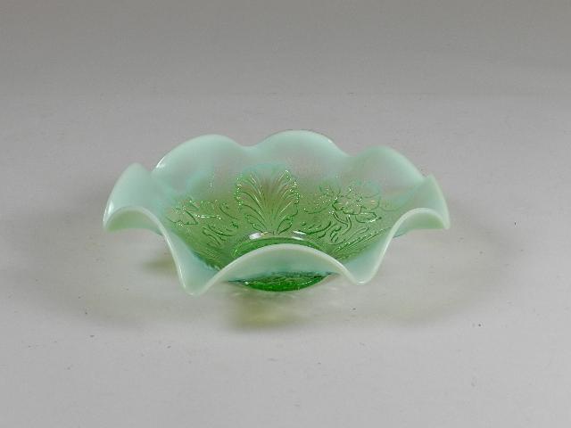 Fenton Green Daisy Ruffled Bowl: excellent condition, 8 3/4" w