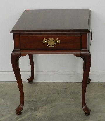 Chery Finish Queen Anne Style End Table (1 of 5)
