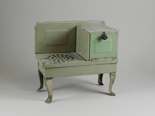 Child's Electric Stove by Empire Metal Ware Corp (1 of 3)