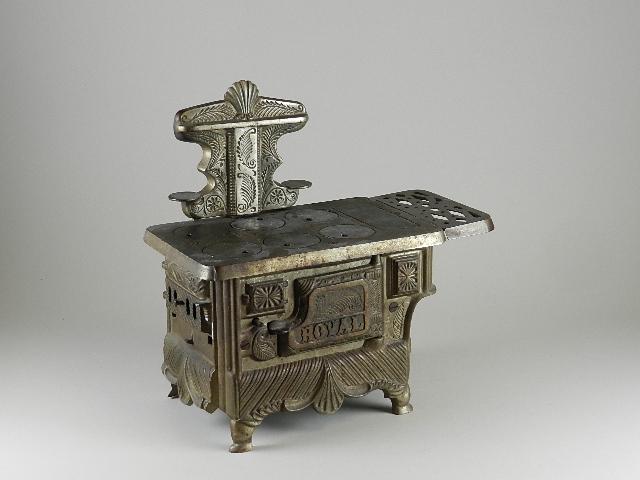 Vintage Child's Size/Salesman Sample Cast Iron Stove (1 of 6)