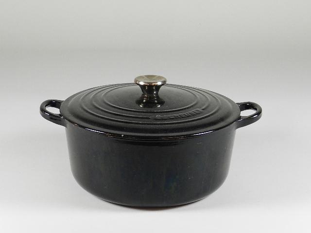 LE Creuset #26 Dutch Oven in Black: wear from use, 10 1/2" w