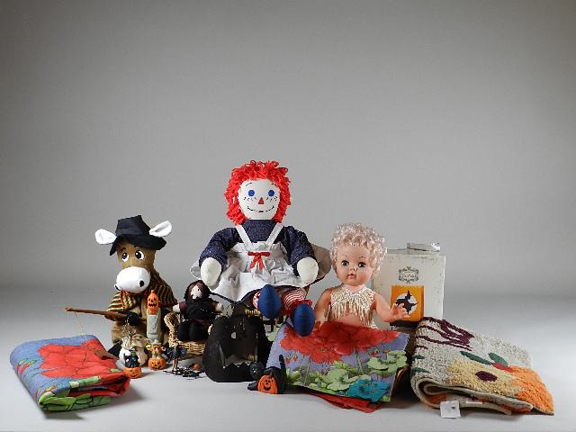 Box Lot: Dolls, Halloween Decorations, etc: Box Lot: Dolls, Halloween Decorations, etc