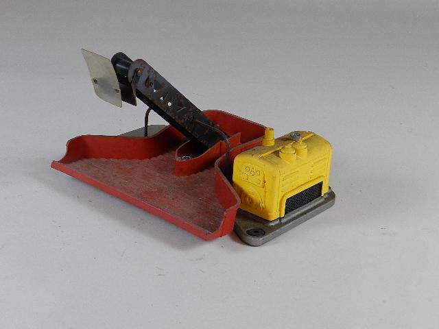 Lionel 397 Coal Loader w/Yellow Engine: Missing belt. Rust along boom. Needs cleaning.
