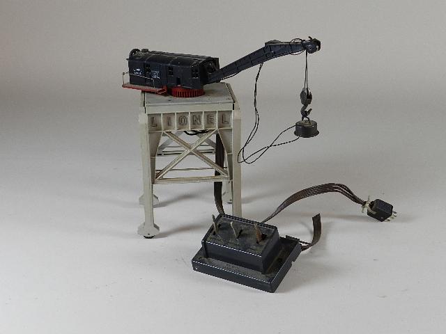 Lionel 282 Portal Gantry Crane: Crane is very good. Control is damaged and line has been cut and is missing plug.