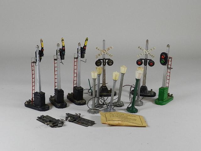 Group of Lionel Accessories: Includes 2 154, 3 151, 153 and 6 street lamps. Good to very good with wear and rust.