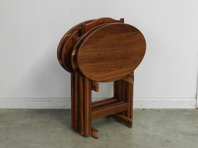 Oval TV Tray Set with Stand: Spots of wear especially to edges. 23?w x 30? t