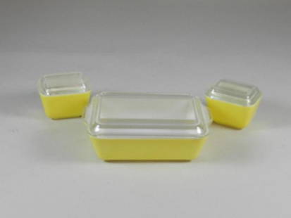 3 Pyrex Yellow Refrigerator Dishes: All 3 have lids. Minor wear. Largest 8" long.