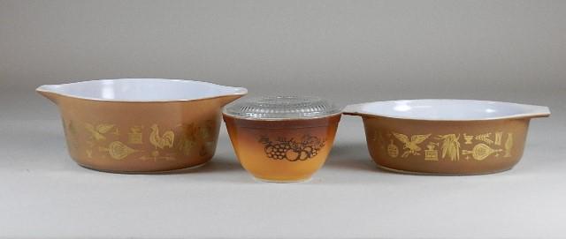 3 Pyrex Bowls: Small bowl has lid. Wear to paint. Largest 10 1/2"