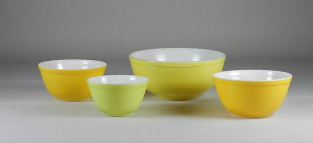 4 Pyrex Mixing Bowls (1 of 2)