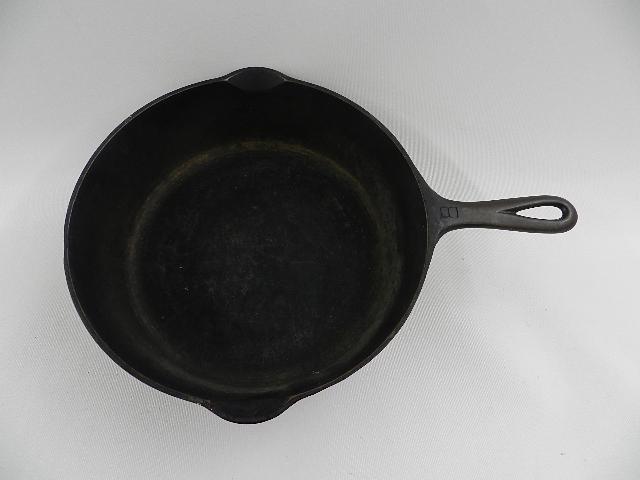 Griswold #8 Cast Iron Chicken Frying Pan Skillet (1 of 3)