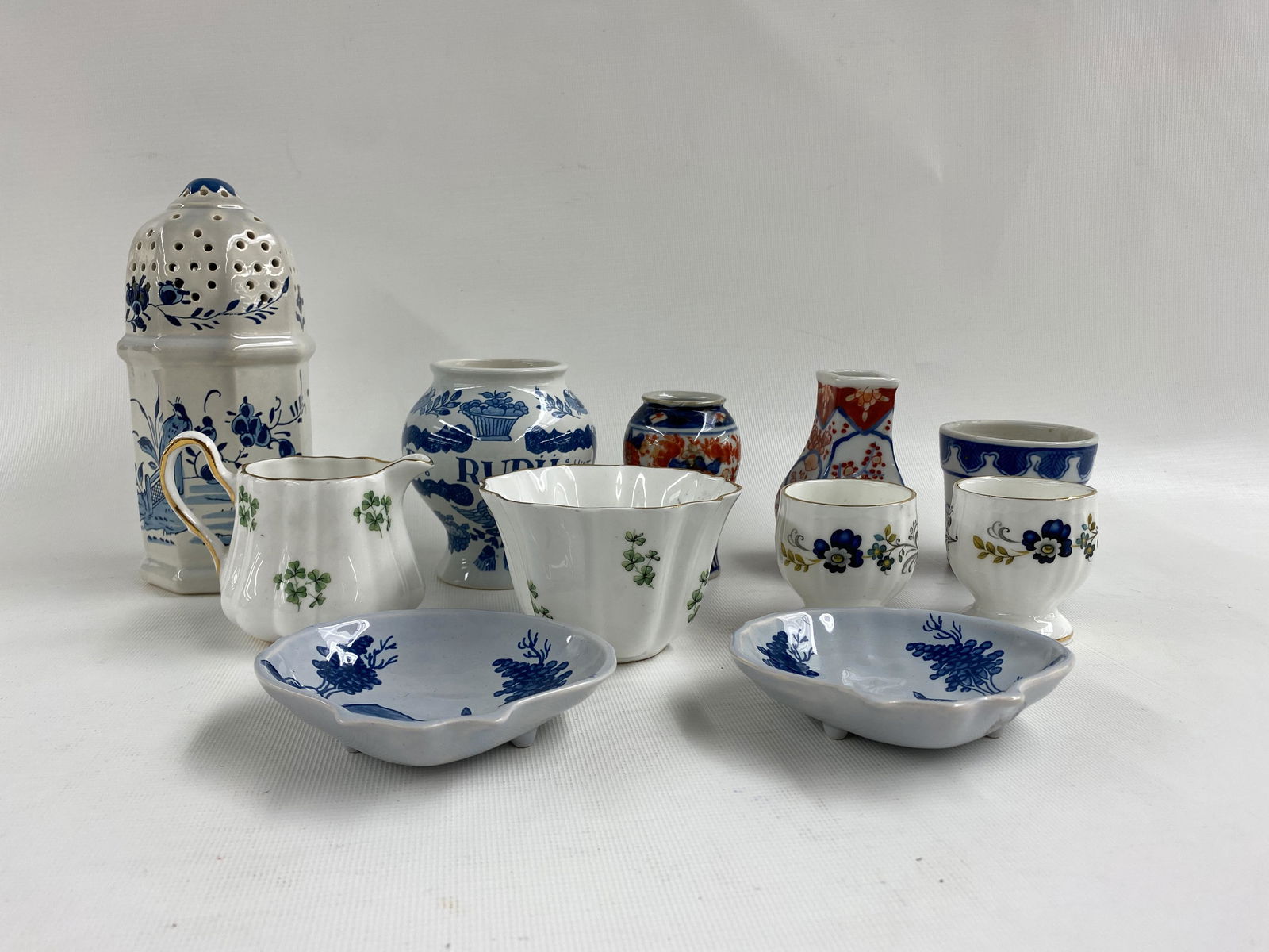 Lot: Delft Shells, Royal Tara Irish China, etc: very good condition