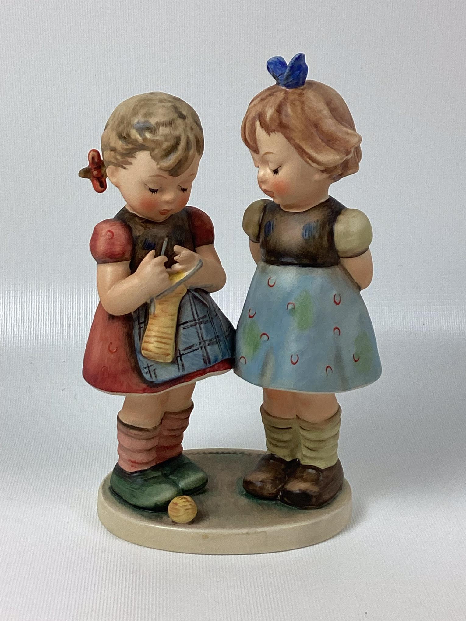 Goebel Hummel Knitting Lesson (1 of 4)