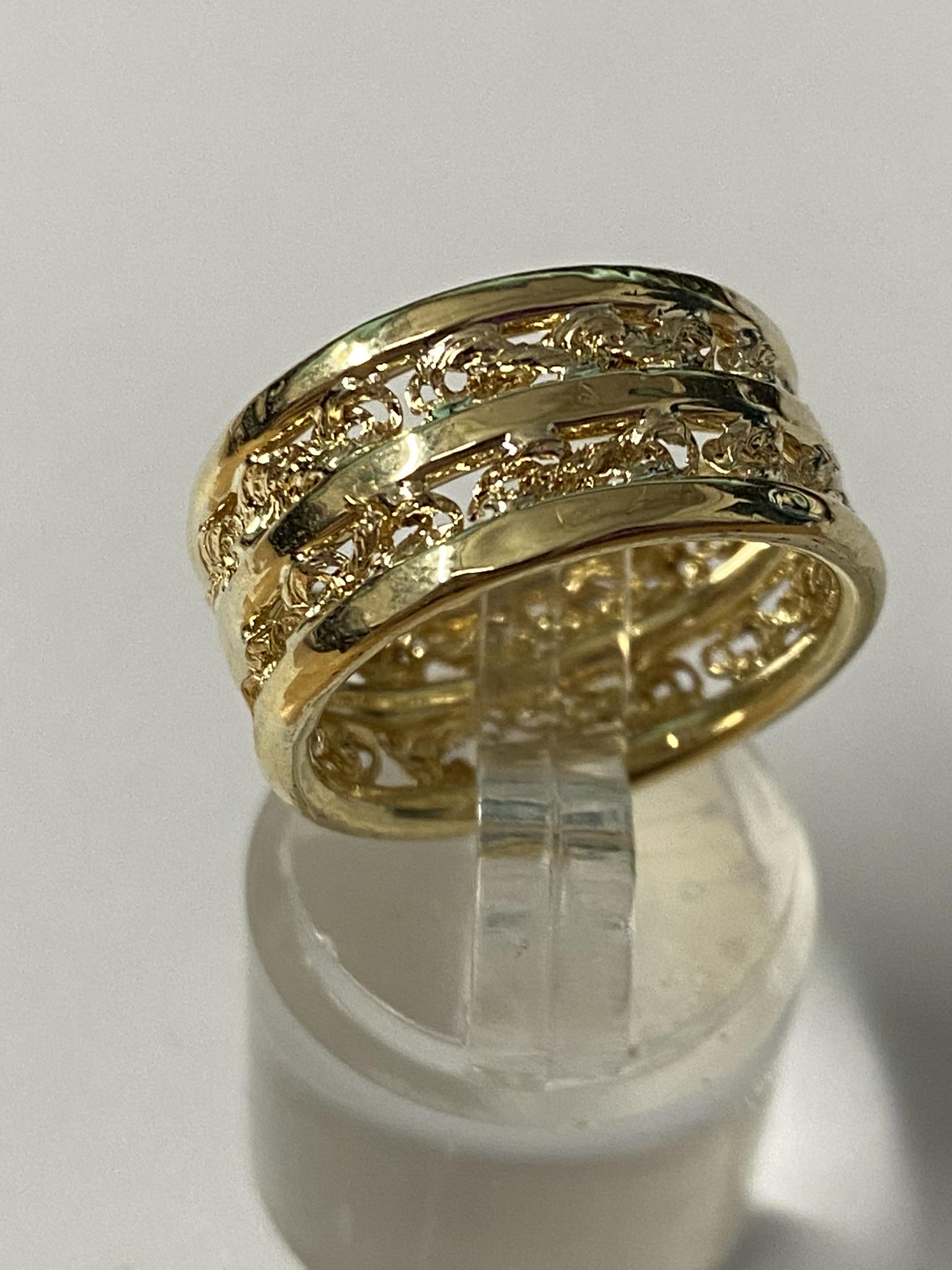 10k Yellow Gold Band Ring (1 of 4)