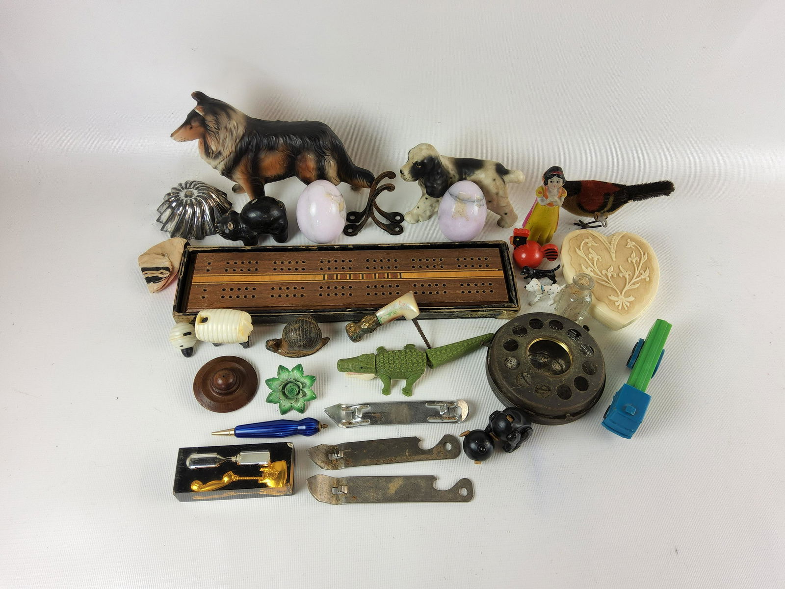Lot - Vintage Working Wind-up Bird, Pez Dispensers, Trinkets, Cribbage Board, Figural Animals: General wear - various sizes and conditions