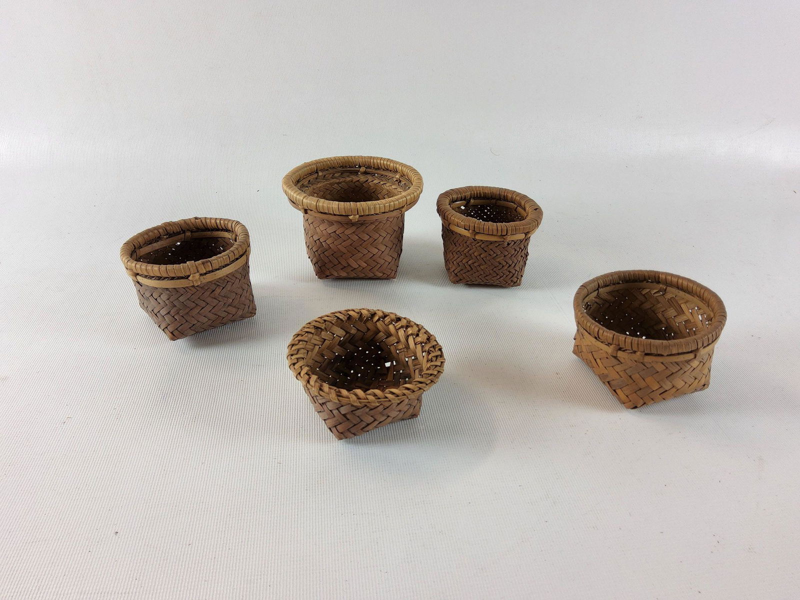 Lot 5 Miniature Small Woven Country Baskets (1 of 3)