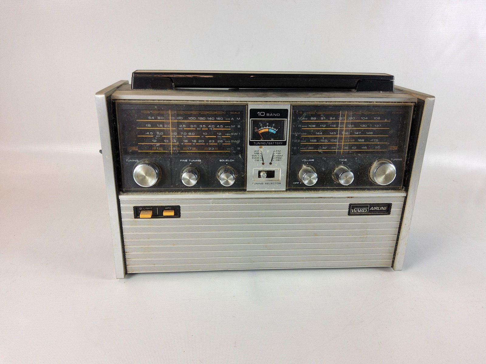 Vintage Montgomery Ward Airline 10 Band Radio Model GEN 1494 A: Wear from previous use. When powered on, static is heard. One of the dial selectors will need repaired...see pictures