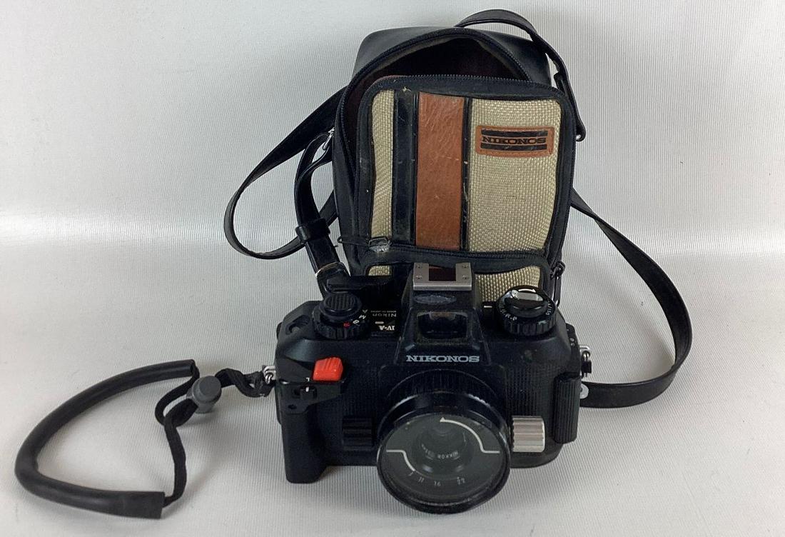Nikon Nikonos IV-A 35mm Camera: Has carry bag. Wear from use.
