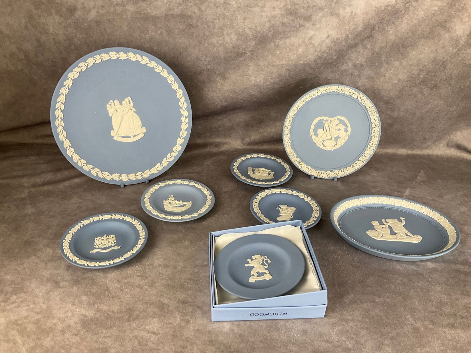 Wedgwood Jasperware: Christmas 1998 plate, Valentine 1998,souvenir dishes with London, San Francisco, 1999 Artisan Event dish, etc. Good condition. Both stands are included. Christmas plate is 8.5 inches wide.