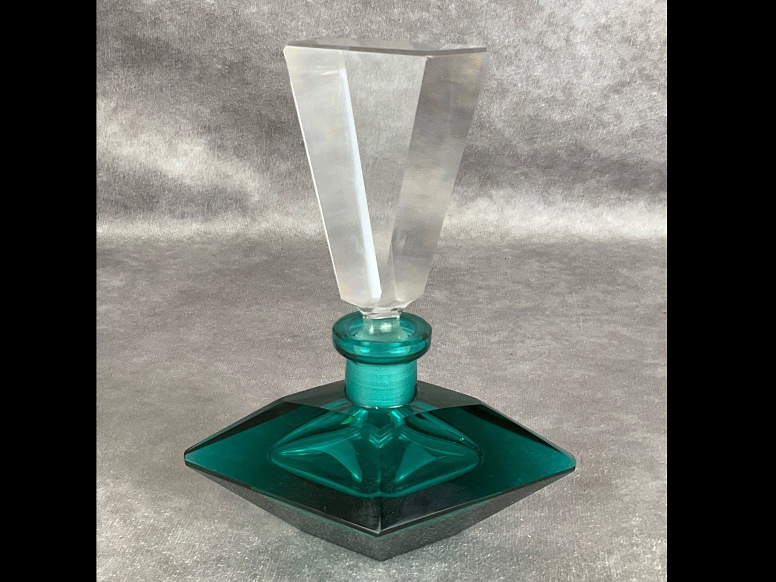 Emerald Teal Deco Crystal Perfume Bottle: Diamond shape base. No markings, Art Deco Czech style. Very good condition. 4 inches wide x 5.5 inches tall.