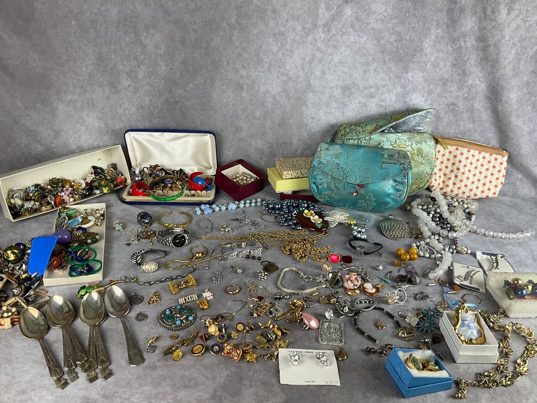 Emblem, Costume, Fashion Jewelry (1 of 19)