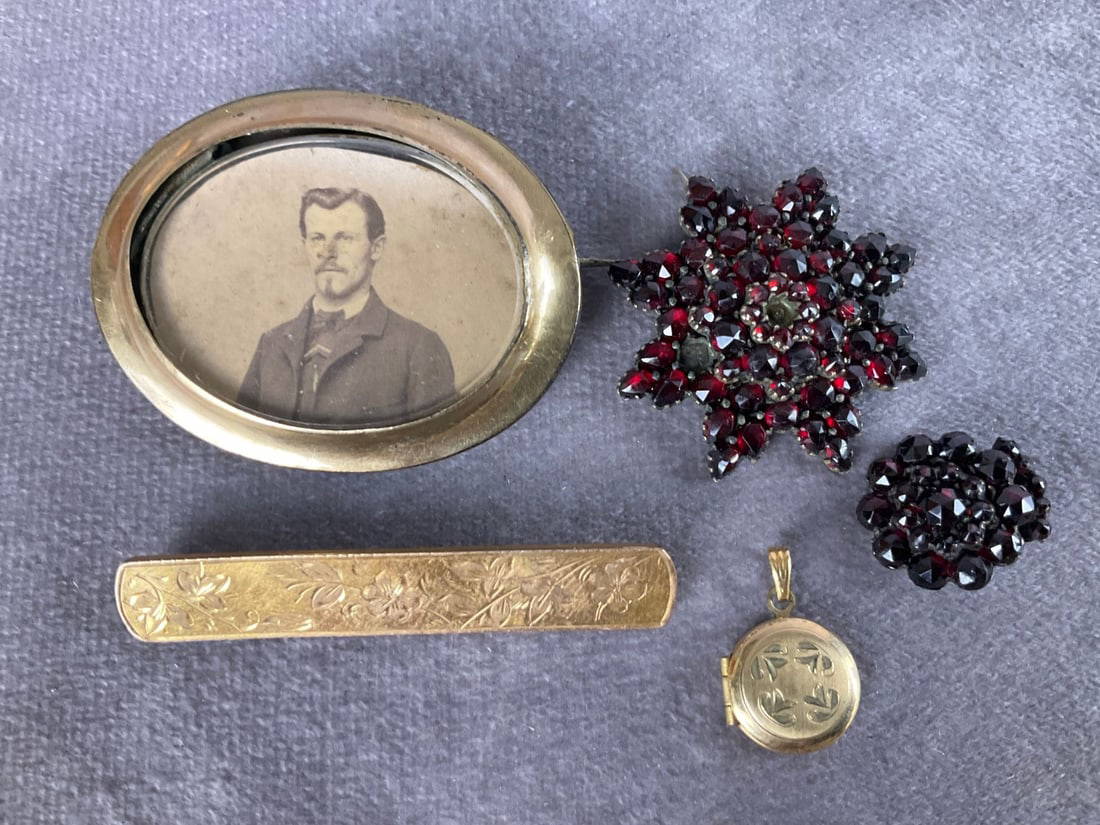 Antique Jewelry Auction