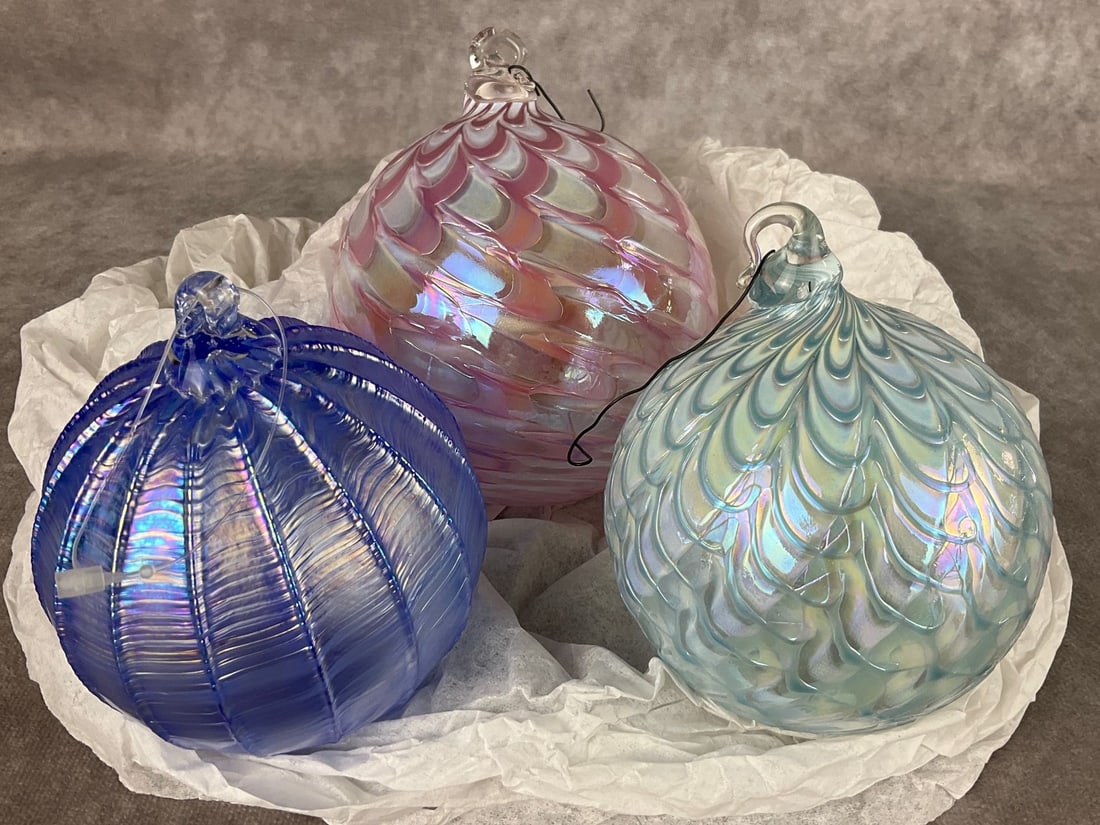 Art Glass Christmas Ornaments in Pastel Shades: Darkest blue with an etched B, otherwise all unmarked. Good condition. Largest is 4 inches wide.