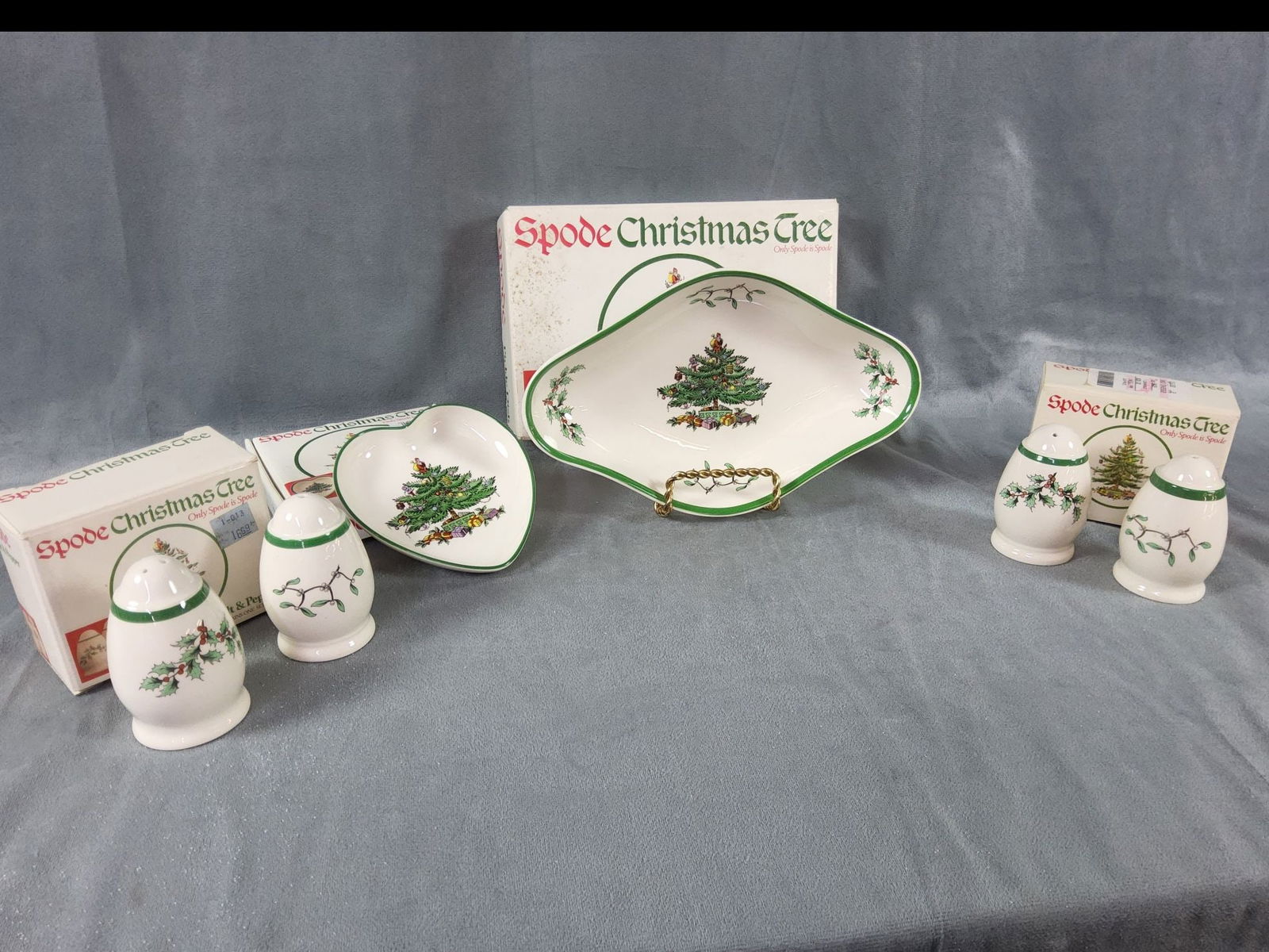 Spode Pickle Dish and Salt and Pepper Sets (1 of 5)
