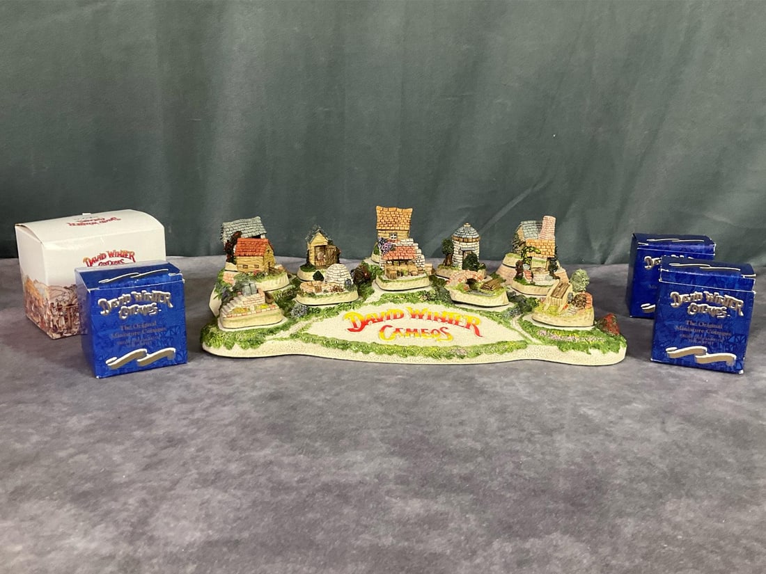 David Winter Cameos Diorama Bright and Ornaments (1 of 10)