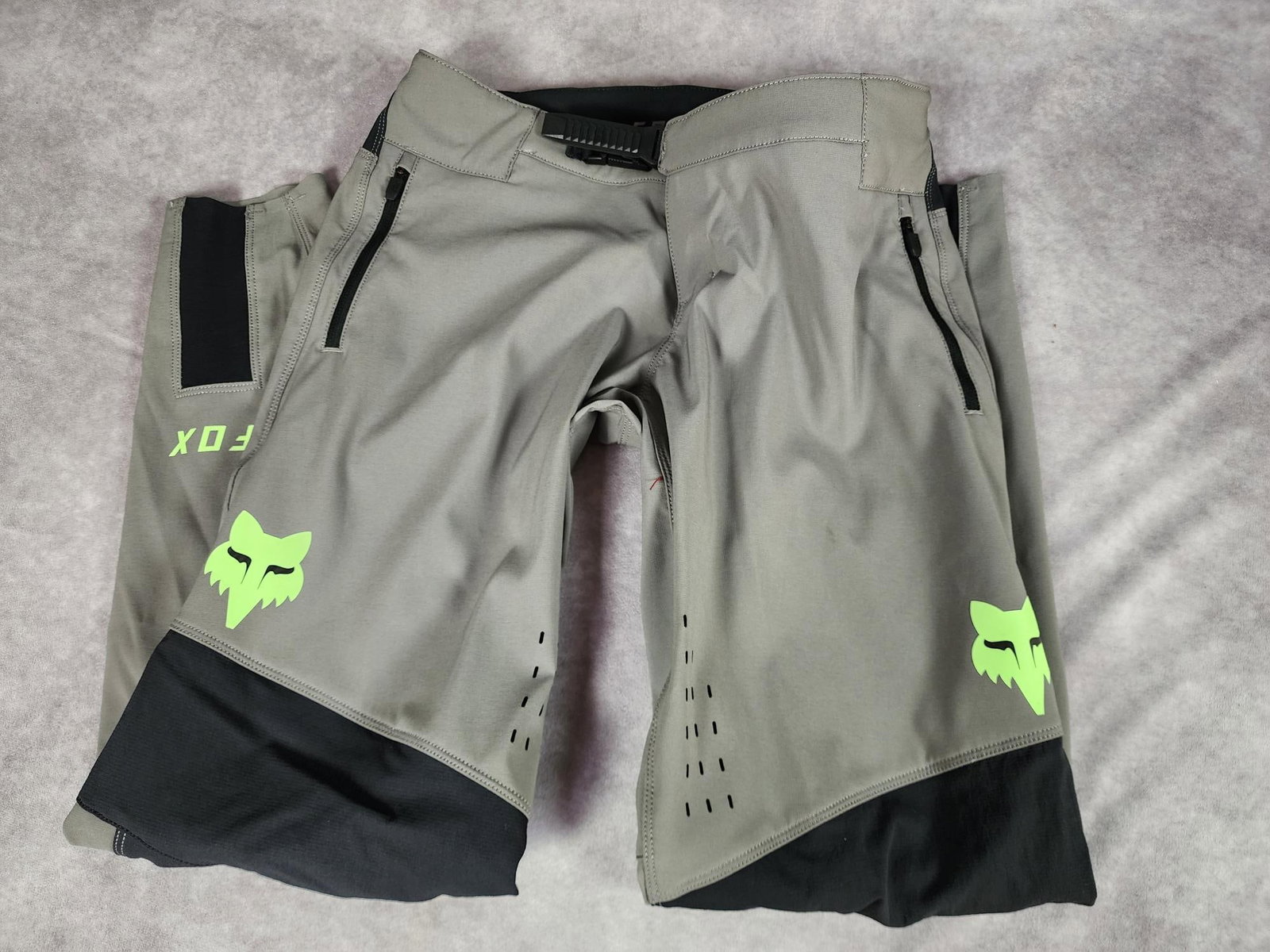 Fox Head Women's Defender Pants: Size medium. Small smudge, missing tags. Overall very good condition.
