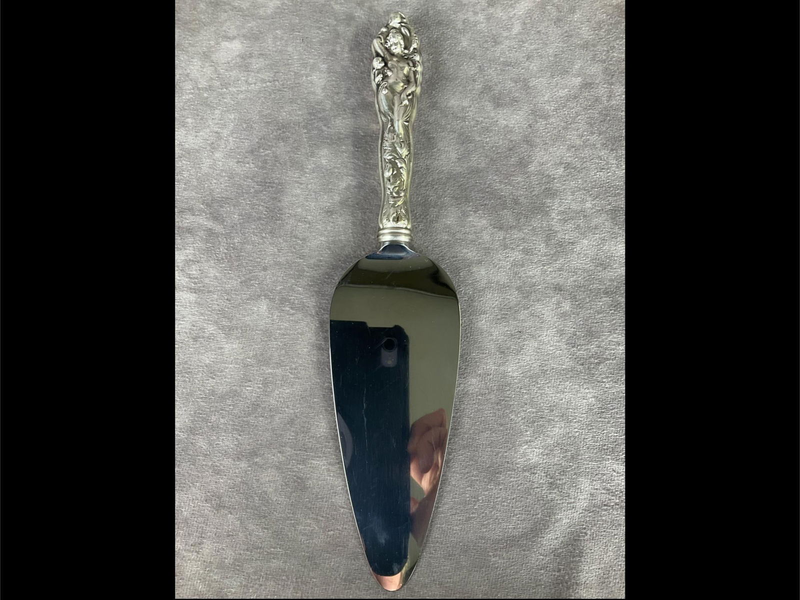 Reed & Barton Love Disarmed Pie Server: Mirrorstele blade and sterling hollow ware handle. Quite a bit of wear to the sterling, a few small picked spots where the silver has started to come up. 10 inches.