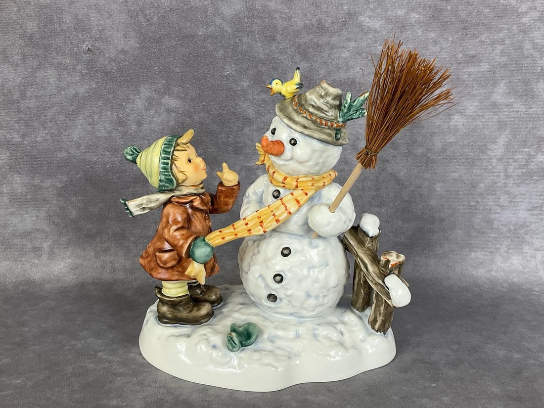 Winter Friend: Hum 2283/II. TMK 8. Height of 7 inches. Good condition. Including original shelf worn box.