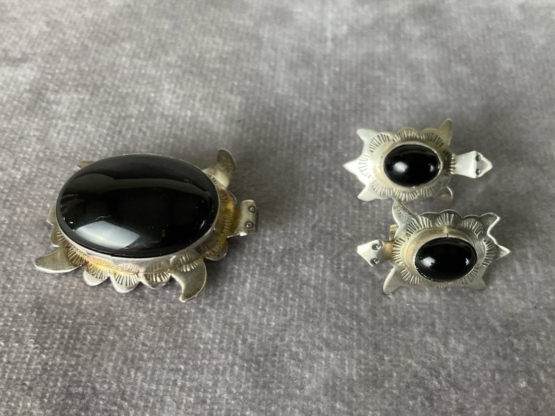 Sterling & Onyx Turtle Jewelry: Brooch and pierced earrings. Pieces are two different designs of turtles. All are stamped sterling. Good condition. Pin is 1.25 inches wide.