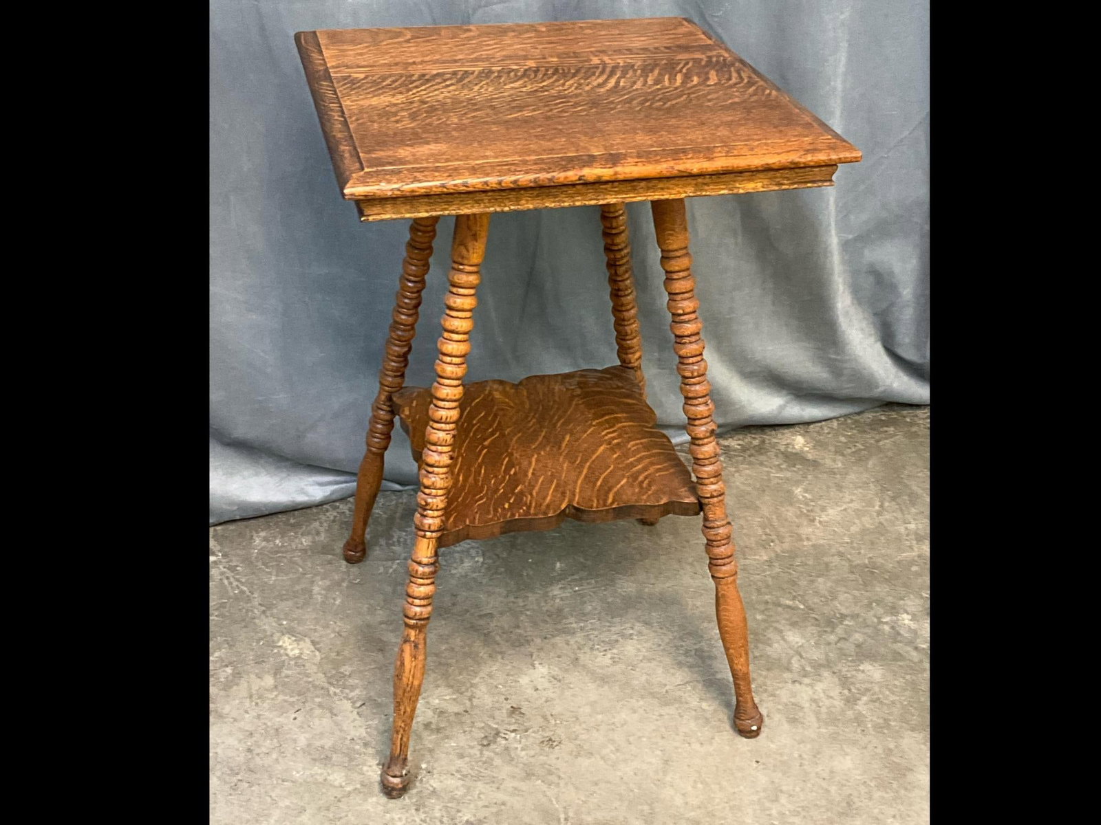 Spool Leg Fern Table: Oak square top on four legs. Good condition.18 x 18 x 28 inches tall.